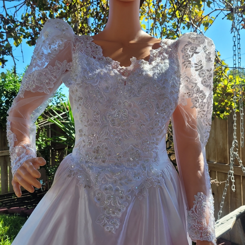 Wedding Dress A-Lined Longsleeve Lace Applique Tulle White Bridals Gown Size 12